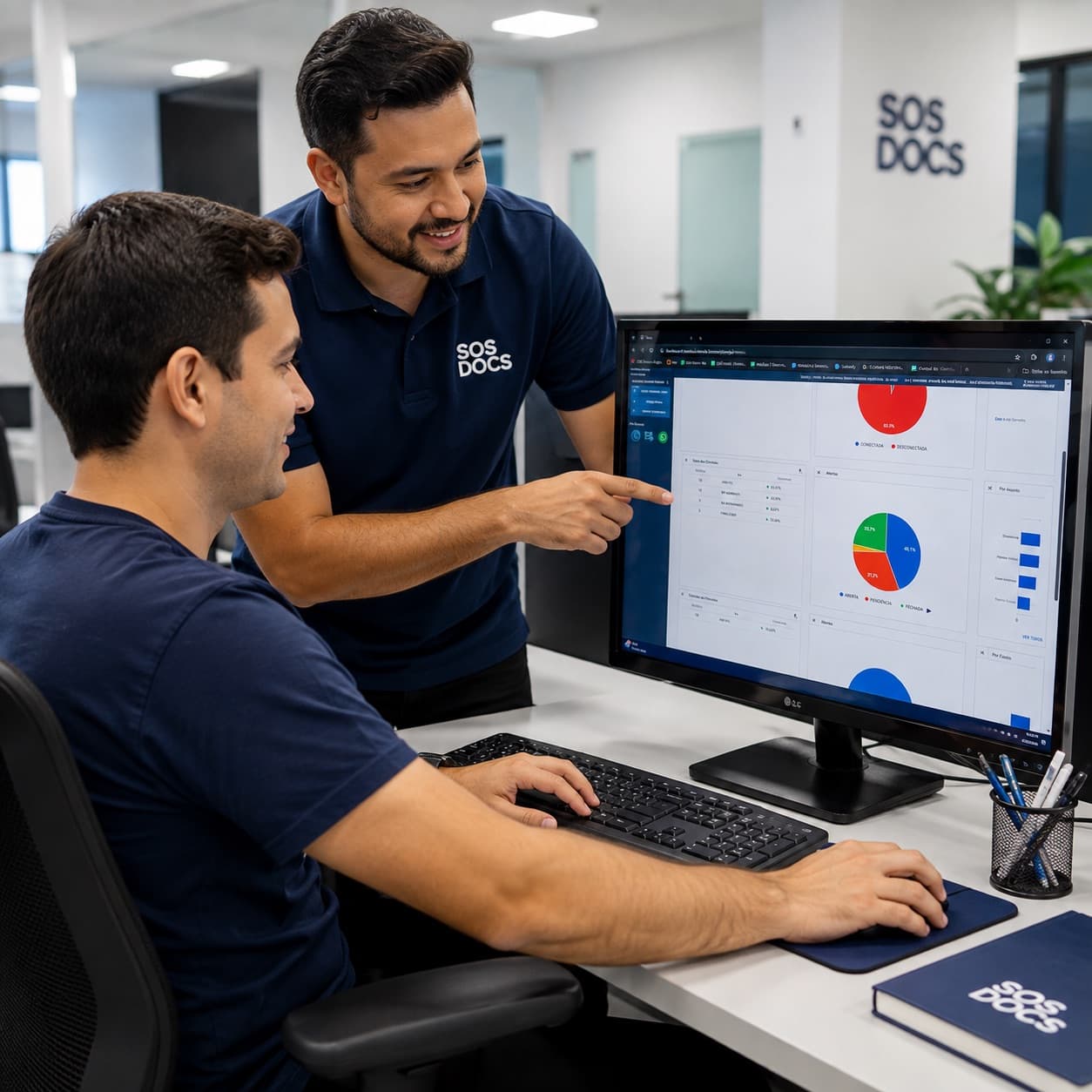 Especialista da SOS Docs orientando um operador diante do painel do sistema, durante a operação assistida